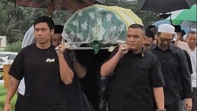 Hujan Iringi Pemakaman Vidi Aldiano di TPU Tanah Kusir