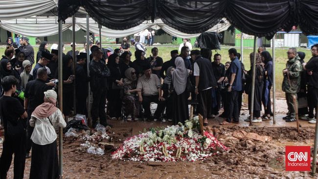 Harry Kiss, ayah Vidi Aldiano,  menemukan anggrek putih misterius di makam putranya. Menurutnya anggrek putih banyak di rumah mereka, karena ditanami istrinya.