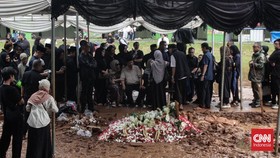 Ziarah ke Makam, Ayah Vidi Aldiano Heran Ada Anggrek Putih Tanpa Nama