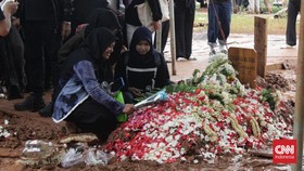 FOTO: Melepas Vidi Aldiano ke Peristirahatan Terakhir