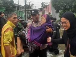 Banjir Rendam Sejumlah Wilayah Tangerang, Polisi Turun Tangan Evakuasi Warga