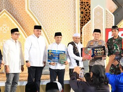 Peringati Nuzulul Quran, Polres Bogor Serahkan 2.000 Al-Quran