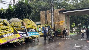 Highlight Dunia Hiburan InsertLive : Dimakamkan di TPU Tanah Kusir Pagi ini, Kondisi Terkini Rumah Duka Vidi Aldiano