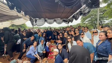 Alasan Keluarga dan Sahabat Pakai Baju Biru di Pemakaman Vidi Aldiano