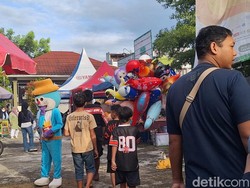 Badut dan Anak Jalanan Marak di Sentra Takjil Mataram, Memaksa Minta Uang