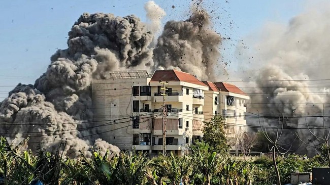 Sedikitnya empat orang tewas dalam serangan udara Israel di ibu kota Lebanon, Beirut, pada Minggu (8/3).