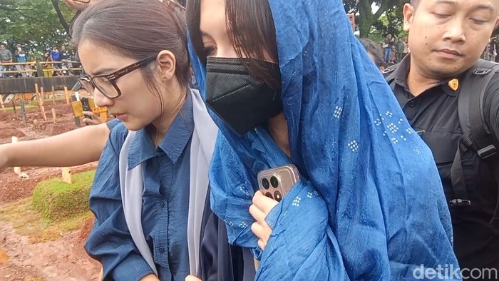 Sheila Dara Aisha seusai prosesi pemakaman Vidi Aldiano di TPU Tanah Kusir, Jakarta Selatan, pada Minggu (8/3/2026).