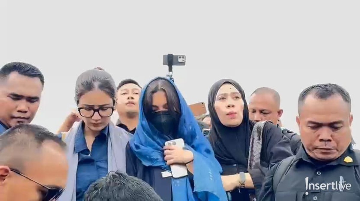 Sheila Dara di pemakaman Vidi Aldiano