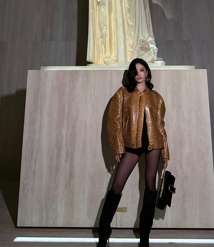 Tak heran jika majalah kenamaan GRAZIA Singapore menobatkan artis Korea yang berasal dari Harbin, China tersebut sebagai salah satu selebriti Asia berpakaian terbaik di Gucci Primavera fashion show di Milan, Italia./ Foto: instagram.com/imnotningning