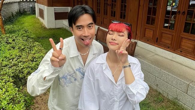 Tangis Isyana di Atas Panggung Usai Dengar Kabar Vidi Aldiano Meninggal Dunia