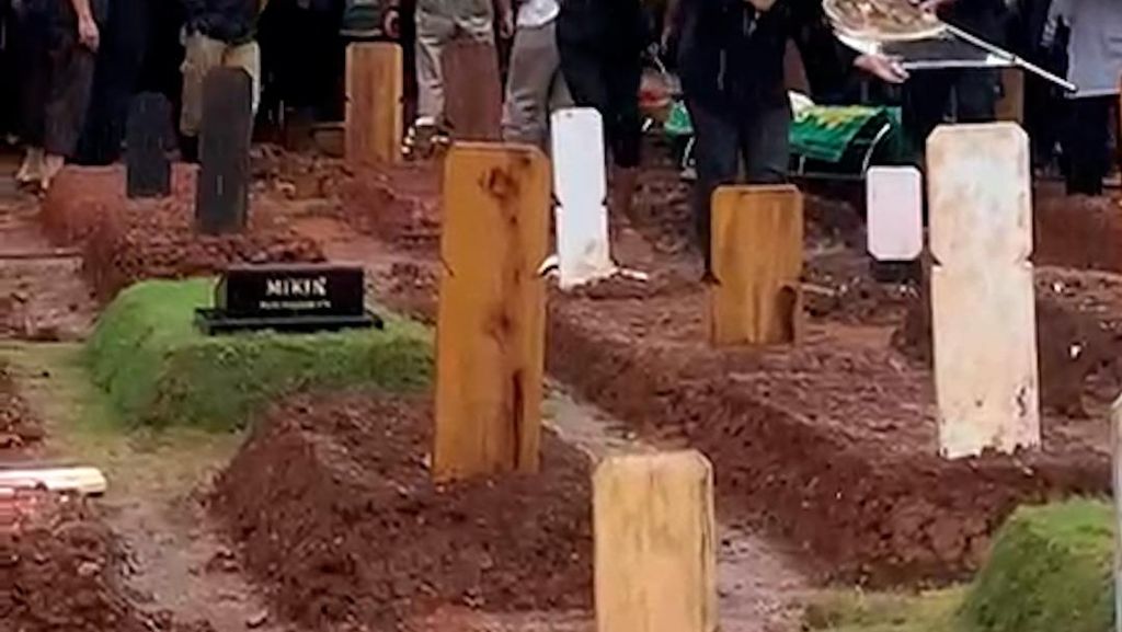 Hujan Iringi Pemakaman Vidi Aldiano