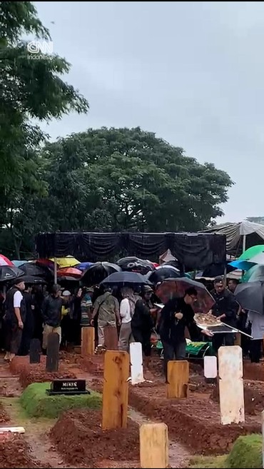Hujan Iringi Pemakaman Vidi Aldiano