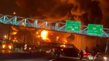 Detik-detik Tehran Dilalap Api setelah Kilang Minyak Iran Dibom Israel