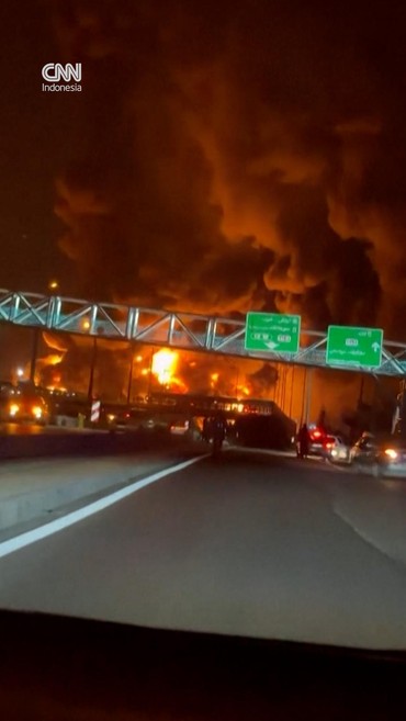 Detik-detik Tehran Dilalap Api setelah Kilang Minyak Iran Dibom Israel