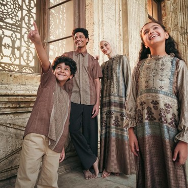 Terungkap! Ternyata Ini Alasan Orang Indonesia Suka Pakai Baju Seragam Saat Lebaran