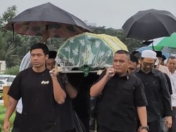 Video Vidi Aldiano Dimakamkan di TPU Tanah Kusir, Sejumlah Artis Hadir