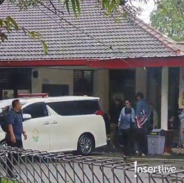 Jelang Pemakaman, Keluarga-Sahabat Ramai-ramai Salatkan Jenazah Vidi Aldiano