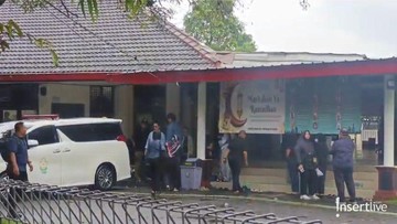 Highlight Dunia Hiburan InsertLive : Jelang Pemakaman, Keluarga-Sahabat Ramai-ramai Salatkan Jenazah Vidi Aldiano