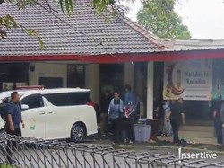 Jelang Pemakaman, Keluarga-Sahabat Ramai-ramai Salatkan Jenazah Vidi Aldiano