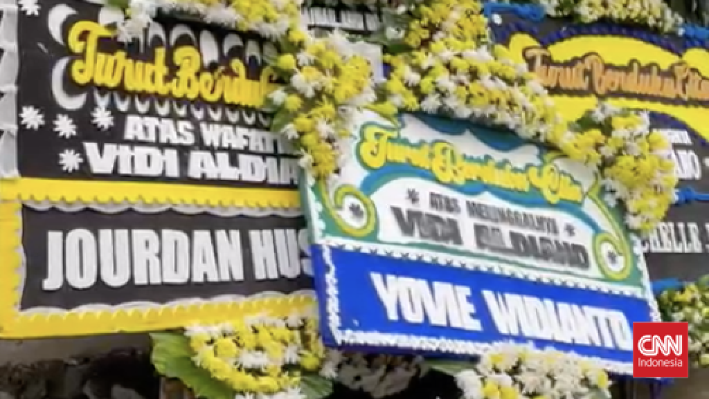 Karangan Bunga Banjiri Rumah Duka Vidi Aldiano