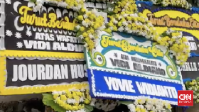 Karangan Bunga Banjiri Rumah Duka Vidi Aldiano