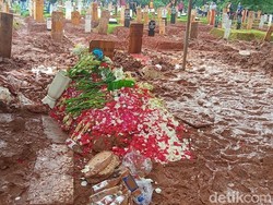 Hujan Iringi Pemakaman Vidi Aldiano