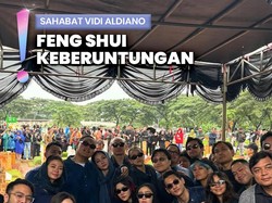 Video: Makna Para Sahabat Pakai Baju Biru di Pemakaman Vidi Aldiano