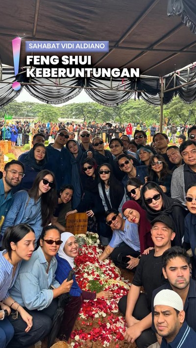 Video: Makna Para Sahabat Pakai Baju Biru di Pemakaman Vidi Aldiano