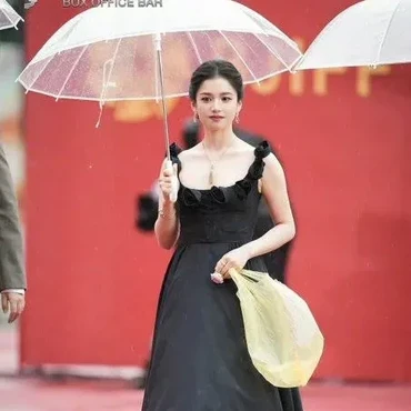 Bikin Heboh, Artis China Bawa Kresek Plastik yang Dikira Tas Branded