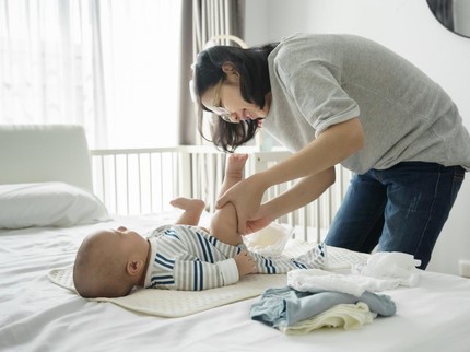 Alasan Orang Tua Perlu Ajak Bayi Bicara saat Ganti Popok, Simak Obrolan yang Disarankan