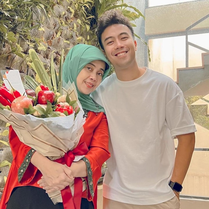 <p>Kedekatan keduanya kerap terlihat melalui berbagai unggahan di akun Instagram @vidialdiano. Salah satunya ketika mendiang Vidi memberikan buket bunga spesial untuk sang Bunda pada momen Hari Ibu. "Sebuah &ldquo;buket&rdquo; spesial untuk wanita spesial ini di hari spesial ini. Selamat Hari Ibu untuk semua ibu yang membaca postingan ini! Tuhan memberkati kalian semua, para wanita yang luar biasa!" ungkapnya lewat Instagram. (Foto: Instagram @vidialdiano)</p>