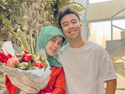 5 Potret Kenangan Manis Almarhum Vidi Aldiano dan Ibunda Tercinta