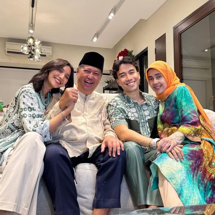 <p>Kabar duka menyelimuti dunia hiburan Tanah Air. Penyanyi Vidi Aldiano meninggal dunia pada Sabtu, 7 Maret 2026, di usia 35 tahun. Kepergiannya meninggalkan duka bagi keluarga, sahabat, serta para penggemar. Di balik kesuksesannya sebagai musisi, Vidi dikenal memiliki hubungan yang sangat dekat dengan sang ibunda, Besbarini. (Foto: Instagram @vidialdiano)</p>