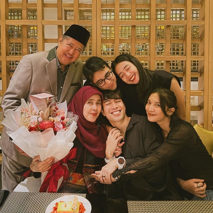 <p>Tak hanya dekat dengan sang ibunda, mendiang Vidi juga memiliki hubungan yang hangat dengan keluarganya. Pada momen ini, ia terlihat merayakan ulang tahun sang Bunda bersama keluarga tercinta, termasuk sang istri, Sheila Dara Aisha. (Foto: Instagram @vidialdiano)</p>