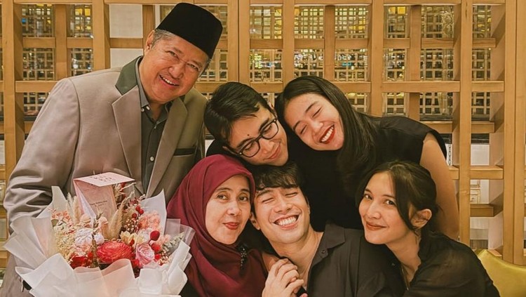 5 Potret Kenangan Manis Almarhum Vidi Aldiano dan Ibunda Tercinta