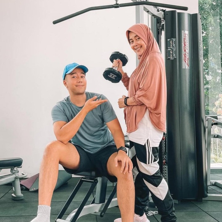 <p>Ungkapan &ldquo;Anak laki-laki adalah milik ibunya&rdquo; tampaknya menggambarkan kedekatan antara mendiang Vidi dan ibundanya. Dalam unggahan lainnya, terlihat pula momen kebersamaan saat Vidi mengajak sang Bunda untuk berolahraga bersama. (Foto: Instagram @vidialdiano)</p>