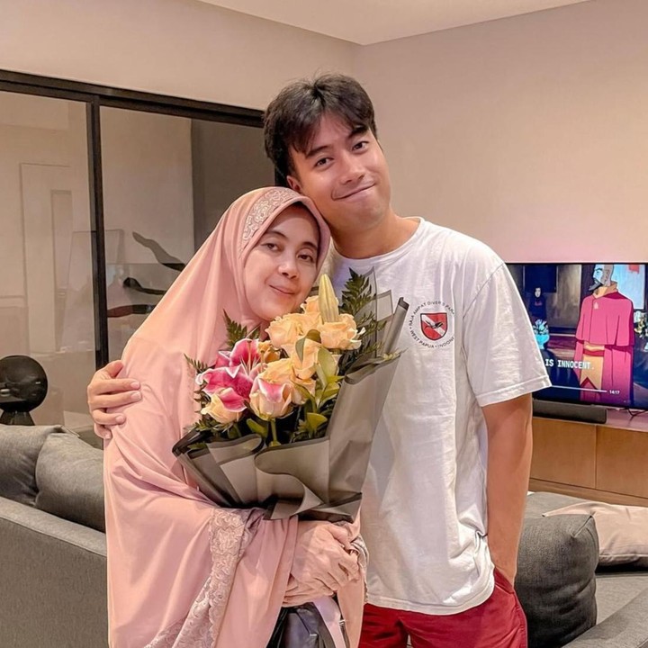 <p>Kini, berbagai unggahan yang memperlihatkan kedekatan Vidi dengan sang ibunda menjadi kenangan yang tersimpan di media sosial. Pada tahun 2020, mendiang Vidi juga sempat menyampaikan ungkapan terima kasihnya kepada sang Bunda pada momen Hari Ibu. "Terima kasih untuk semua kekuatan, doa, dan keberanian yang selalu mama beri untukku. Semoga mama selalu diberi kesehatan dan kebahagiaan yang banyak, karena kamu pantas mendapatkannya. Aku sangat mencintaimu, @princessbesbarini," tulisnyaa. (Foto: Instagram @vidialdiano)</p>