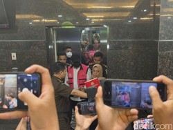 Penampakan Eks Pj Gubernur Sulsel Bahtiar Pakai Rompi Pink Usai Jadi Tersangka