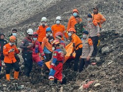 Brimob Polda Metro Ikut Evakuasi Longsor Sampah Bantargebang, Temukan Motor