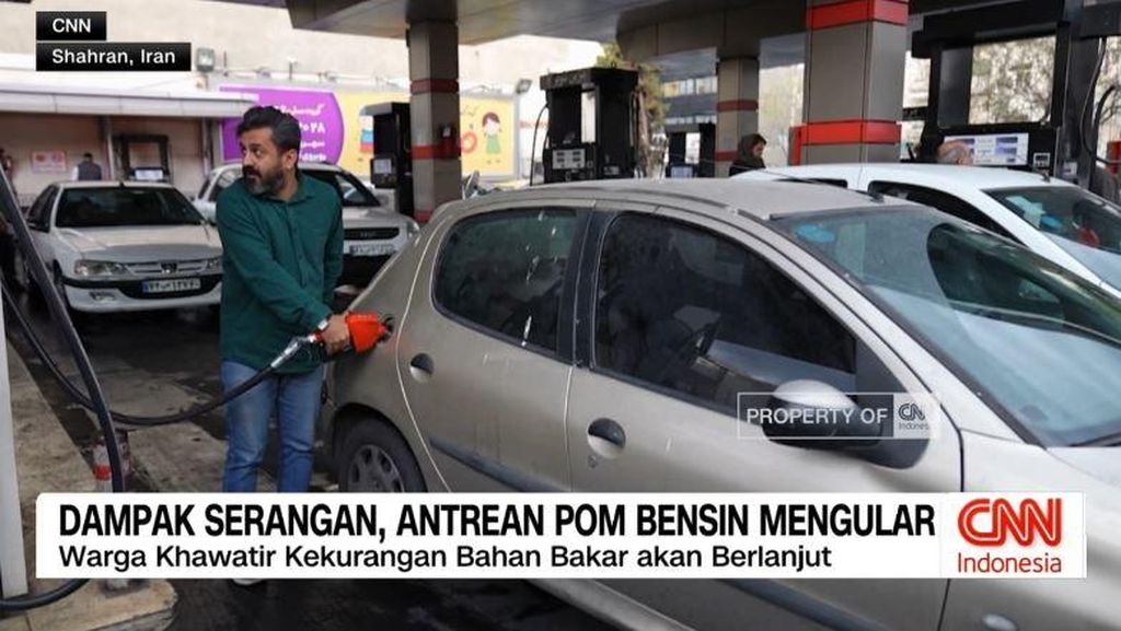 VIDEO: Dampak Serangan, Antrean Pom Bensin Mengular di Iran