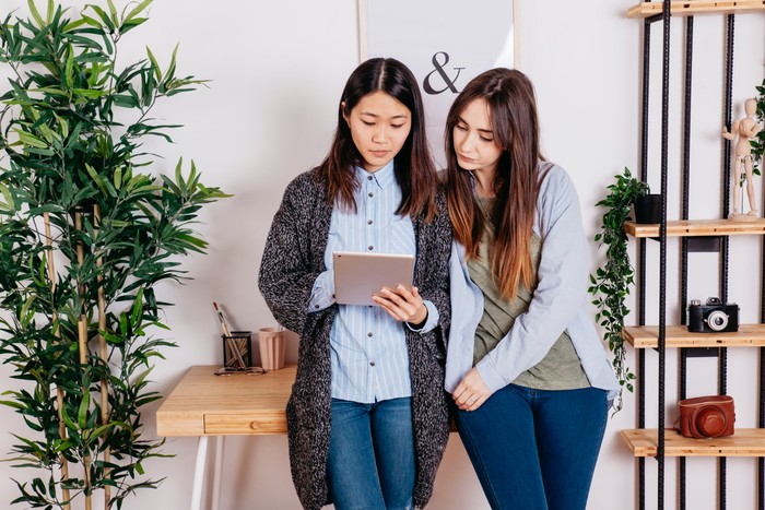 Tanda orang yang miliki standar tinggi adalah memiliki sifat ambisius. Mereka sangat gigih dan tidak memiliki waktu untuk berurusan dengan orang-orang yang tidak se-energi dengannya.