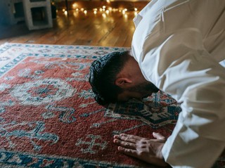 Biar Tetap Rapi Saat Idul Adha, Koko Lengan Pendek Ini Nyaman Dipakai dari Salat sampai Silaturahmi