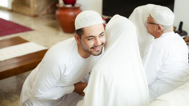 Meminta maaf pada sesama jadi salah satu cara untuk kembali suci di hari raya Idul Fitri. Berikut beberapa kata-kata minta maaf Idul Fitri yang menyentuh hati.