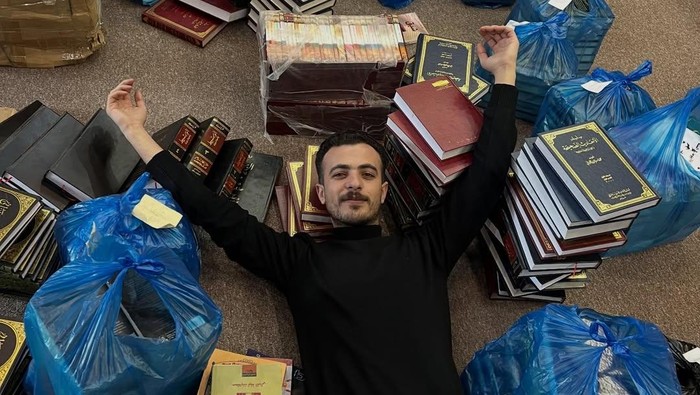 Inspiratif, Pria Ini Dirikan Perpustakaan Publik Pertama di Gaza di Tengah Reruntuhan