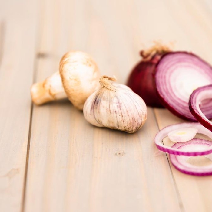 Irisan bawang merah, bawang putih, dan bawang bombay dengan aroma kuat bisa mengusir tikus karena tidak tahan dengan baunya.