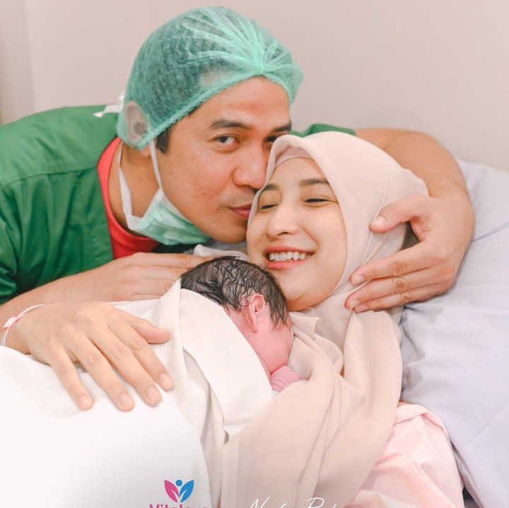 <p>Kabar bahagia datang dari aktor Ricky Perdana. Sang istri Chaca Thakya baru saja melahirkan anak ketiganya, Bunda. Kabar kelahiran anak ketiga ini dibagikan Ricky dalam unggahan di Instagram, Senin (9/3/26). (Foto: Instagram @rickyperdana06)</p>