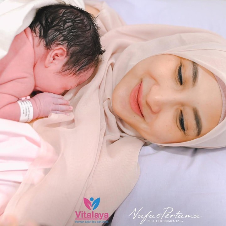 <p>Ricky Perdana dan istri Chaca Thakya dikaruniai anak ketiga berjenis kelamin perempuan. Pasangan yang menikah pada 9 juli 2016 ini masih merahasikan nama dan wajah sang putri. Keduanya hanya menyebut inisial nama putri mereka dengan memanggilnya Baby C. "Baby C. Terima Kasih Ya Allah. <em>Welcome to the world my baby girl</em>, Baby C," tulis Ricky di Instagram. (Foto: Instagram @rickyperdana06)</p>