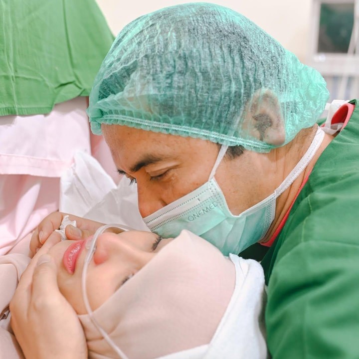 <p>Selama proses persalinan, Ricky selalu menemani istrinya. Pria kelahiran Palembang ini juga terlihat berada di samping Chaca Thakya saat istrinya itu melahirkan sang putri. Ricky memberikan dukungan dan semangat saat istrinya tengah berjuang melahirkan si bungsu. (Foto: Instagram @rickyperdana06)</p>