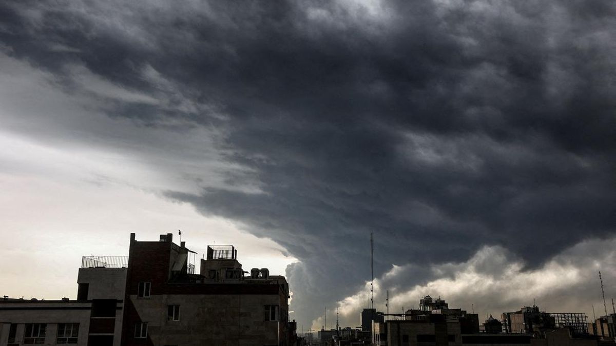FOTO: Jelaga Selimuti Langit Teheran usai Israel Bom Depot Minyak Iran