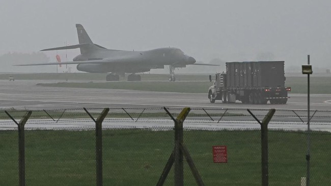 Sedikitnya tiga pesawat pengebom B-1 Lancer milik Angkatan Udara AS telah mendarat di pangkalan Angkatan Udara Kerajaan di Gloucestershire, Inggris selatan.